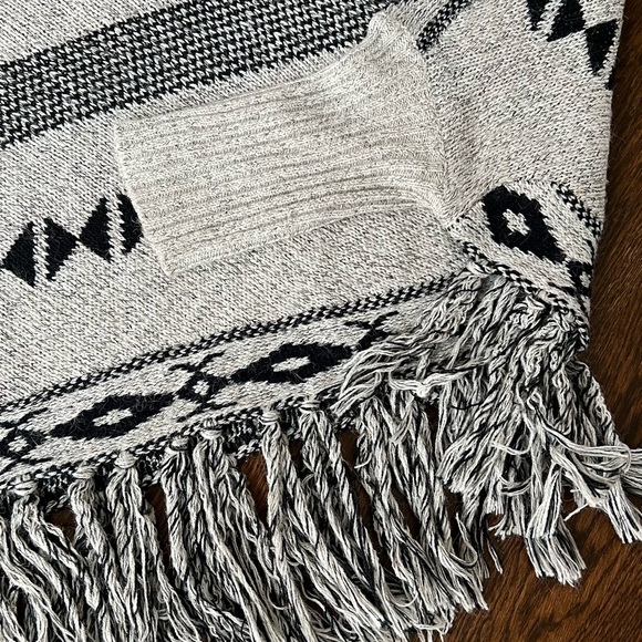 Wool Poncho with tassels size XS - Picture 4 of 6